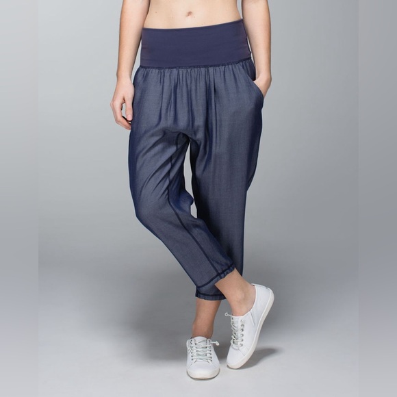 Lululemon Athletica Blue Post Power Crop with High-Rise Waistband - Picture 2 of 16